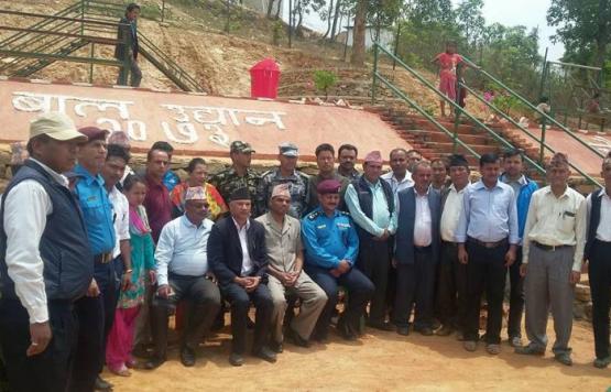 चौतारा नगरपालिका द्वारा निर्मित बाल उद्धान उत्घाटन समारोहमा उपस्थित व्यक्तिहरु 